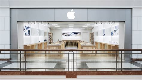 Route 1 and Parsonage Road in Edison, New Jersey. . Apple store at menlo park mall